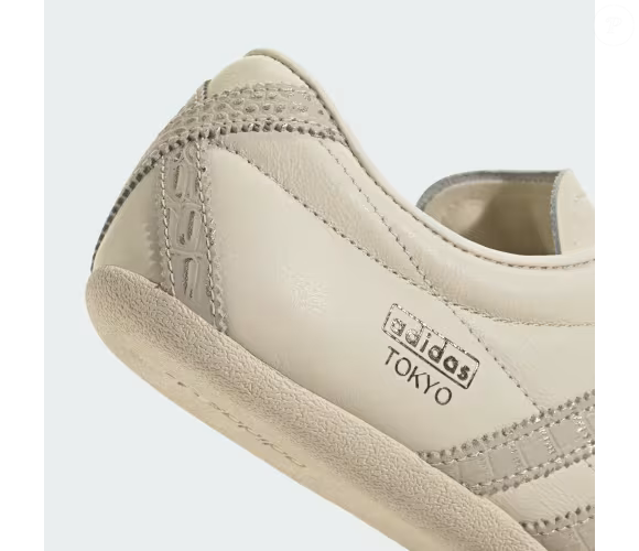 O acabamento tonal do Adidas Tokyo na cor creme de chantilly destaca a proposta minimalista do tênis. O cabedal de couro premium, os detalhes em suede na biqueira e nas Três Listras acrescentam textura ao visual
