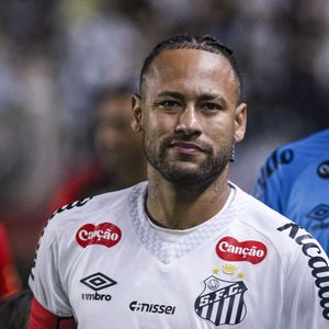 Após abraçar Gabigol, Neymar acabou esbarrando no fotógrafo esportivo Yuri Laurindo, que em seguida foi expulso de campo