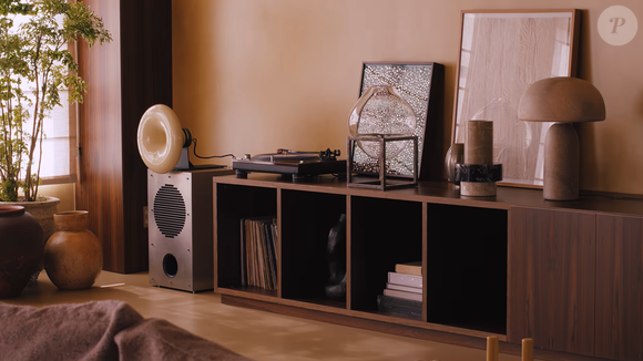Na sala de estar do apartamento, Manu Gavassi e Jullio Reis apostaram em uma decoração que reúne móveis de design, peças garimpadas e objetos de diferentes estilos. Entre os destaques está um sofá de veludo amarelo apoiado sobre esferas pretas, elemento que combina características escultóricas e funcionais