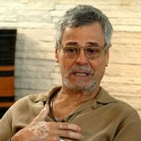 ‘Como é que eu vou viver?’: Carlinhos de Jesus chora ao falar de doença autoimune que o deixou sem andar