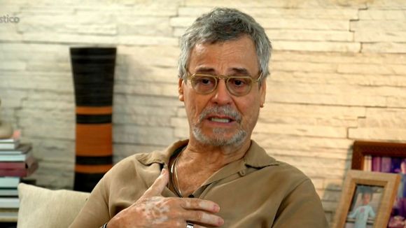 ‘Como é que eu vou viver?’: Carlinhos de Jesus chora ao falar de doença autoimune que o deixou sem andar