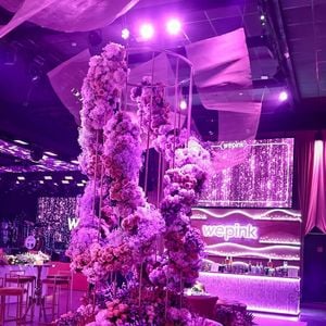 Cortinas fúcsia emolduram a cabine dos DJs em um dos espaços da comemoração