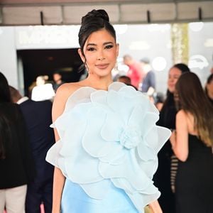 Rica de Marré surgiu deslumbrante com um vestido longo azul claro com acabamento acetinado e uma aplicação de flor gigante no busto, trazendo um toque romântico e ousado ao look.