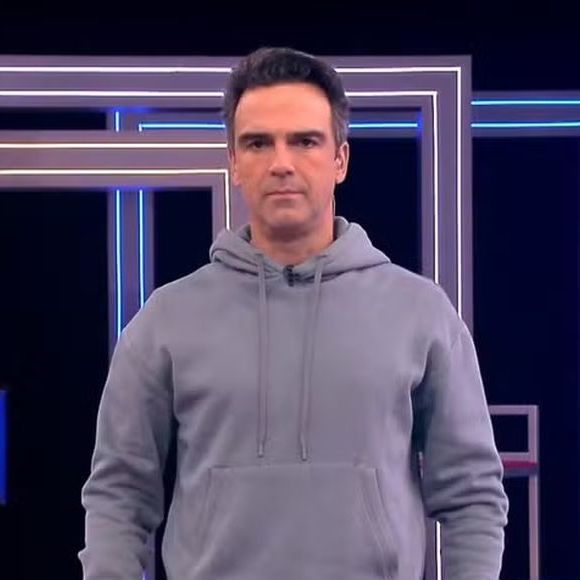 Tadeu Schmidt avisou que a Máquina do Poder vai tirar um dos 3 do Paredão