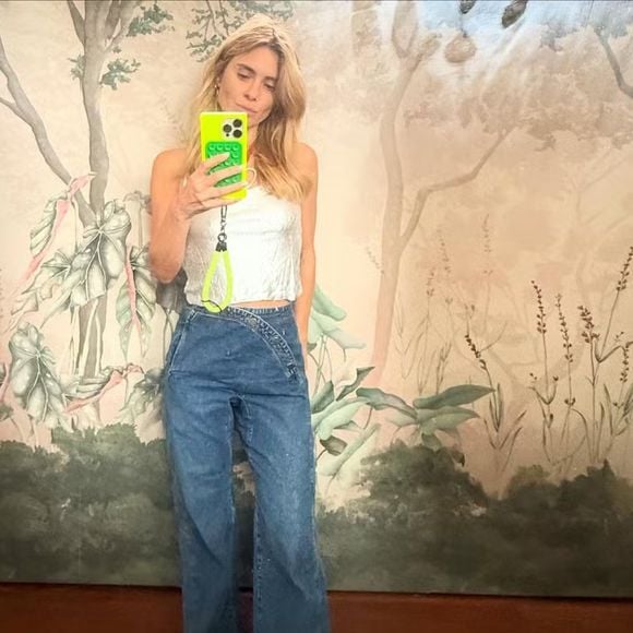 Carolina Dieckmann faz selfie exibindo seu look de Natal 2024