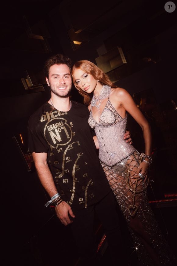 Jordanna Maia apostou em look metalizado: na foto, a influenciadora posa com Antonio Oliva