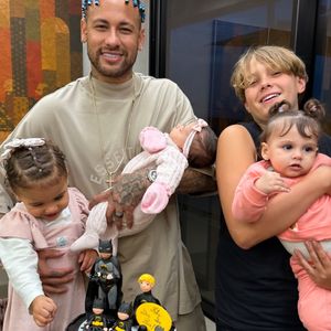 Bruna Biancardi postou a foto de Neymar com os filhos e parabenizou o jogador