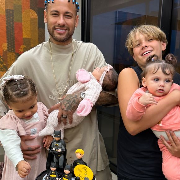 Bruna Biancardi postou a foto de Neymar com os filhos e parabenizou o jogador