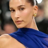 Met Gala 2026: Hailey Bieber usa look de ouro 14k e detalhe envolvendo Gigi Hadid chama atenção; entenda