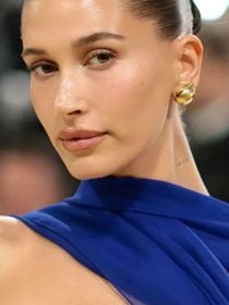 Met Gala 2026: Hailey Bieber usa look de ouro 14k e detalhe envolvendo Gigi Hadid chama atenção; entenda