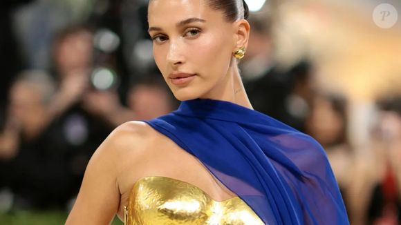 Hailey Bieber surge no Met Gala 2026 com look dourado e azul que rapidamente chama atenção nas redes sociais