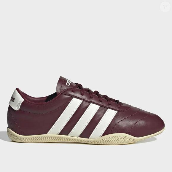 Adidas Grand Court LO conquista mulheres 50+ ao unir conforto, elegância e uma cor nostálgica que relembra as clássicas enciclopédias dos anos 80 e 90. O modelo virou aposta certeira para quem quer um visual sofisticado sem abrir mão do bem-estar no dia a dia
