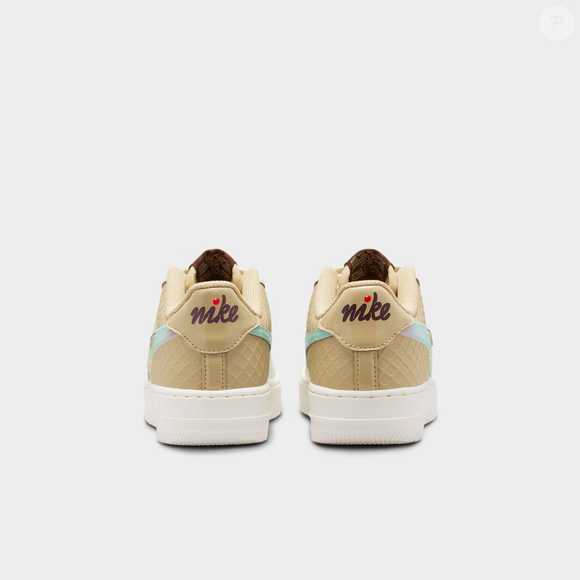 O visual lúdico do novo Nike Air Force 1 não compromete sua versatilidade. O modelo combina facilmente com calça jeans, camiseta branca ou peças em tons pastel, criando produções modernas e elegantes