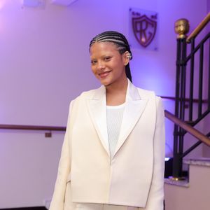 A escolha de Bella não foi por acaso: os looks monocromáticos já se consolidaram como uma das tendências mais fortes do momento e também ganharam destaque na televisão.