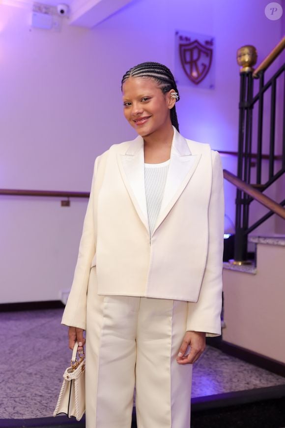 A escolha de Bella não foi por acaso: os looks monocromáticos já se consolidaram como uma das tendências mais fortes do momento e também ganharam destaque na televisão.