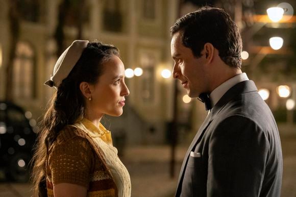 Primeiro beijo de Celso (Rainer Cadete) e Estela (Larissa Manoela) acontece em 19 de julho e marca virada na vida de personagens