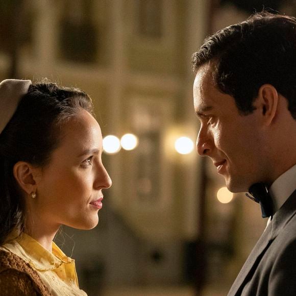 Primeiro beijo de Celso (Rainer Cadete) e Estela (Larissa Manoela) acontece em 19 de julho e marca virada na vida de personagens