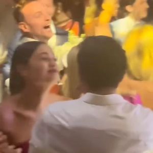 Sophie Charlotte bem que tentou pegar o buquê de Isis Valverde...