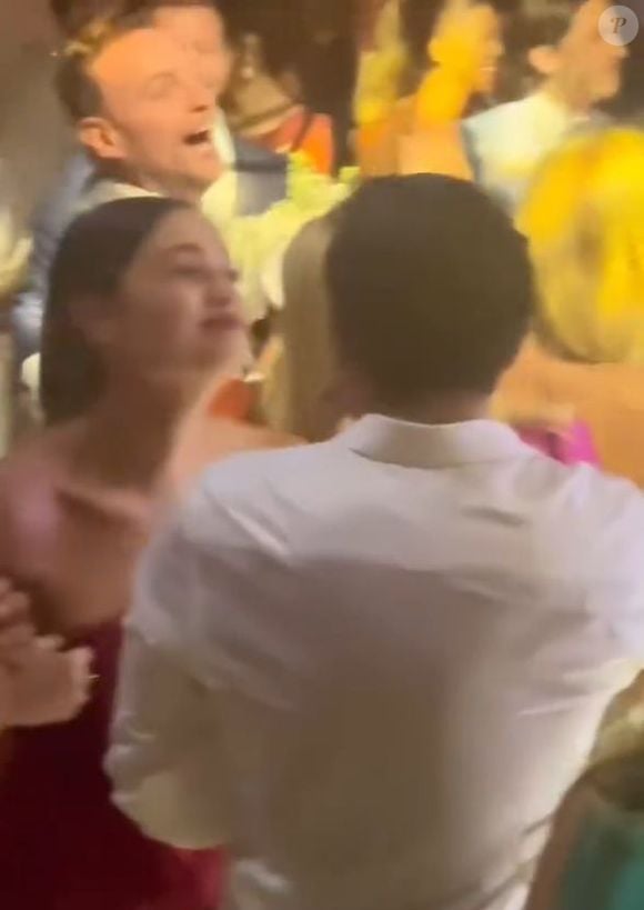 Sophie Charlotte bem que tentou pegar o buquê de Isis Valverde...