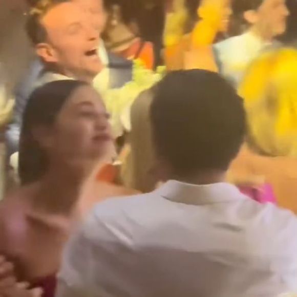 Sophie Charlotte bem que tentou pegar o buquê de Isis Valverde...