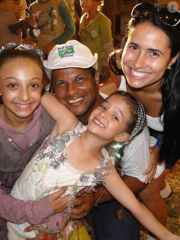 Mel Maia aproveita o retorno de 'Avenida Brasil' ao 'Vale a Pena Ver de Novo' e a expectativa pela continuação, 'Avenida Brasil 2', para compartilhar fotos no famoso 'dump' dos bastidores de 2012