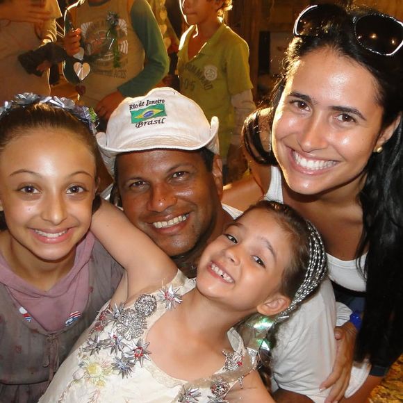 Mel Maia aproveita o retorno de 'Avenida Brasil' ao 'Vale a Pena Ver de Novo' e a expectativa pela continuação, 'Avenida Brasil 2', para compartilhar fotos no famoso 'dump' dos bastidores de 2012