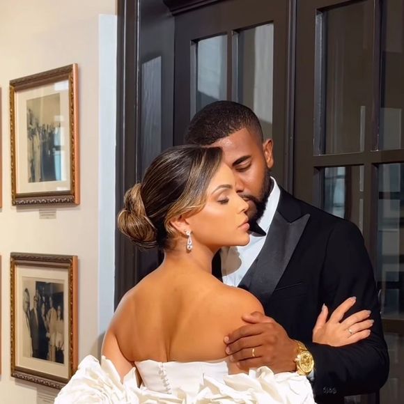 A produção de Emilly Araújo não conta com bordados de pedraria no corpo do vestido, deixando o protagonismo para o corte da peça e para as flores em relevo da capa