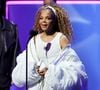 A homenageada Janet Jackson recebe o Prêmio Ícone no palco durante o American Music Awards de 2025