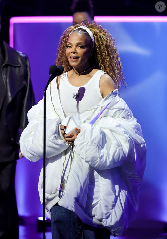 A homenageada Janet Jackson recebe o Prêmio Ícone no palco durante o American Music Awards de 2025