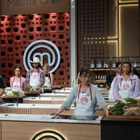 Quem saiu do 'MasterChef Brasil 2025'? Naiara tem prato chamado de 'vômito', mas outro participante leva a pior por erro fatal