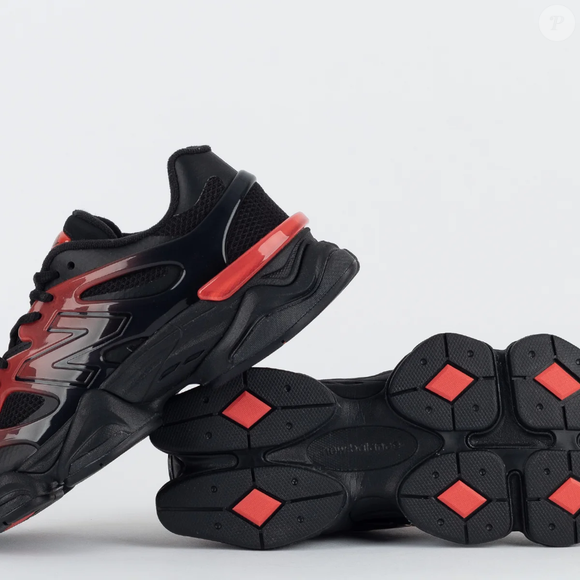 Para quem gosta de unir moda e futebol, o New Balance 9060 Preto Vermelho é uma alternativa para compor looks inspirados no universo esportivo. O tênis tem detalhes em vermelho no contraforte, peça em TPU e entressola oversized com amortecimento ABZORB.