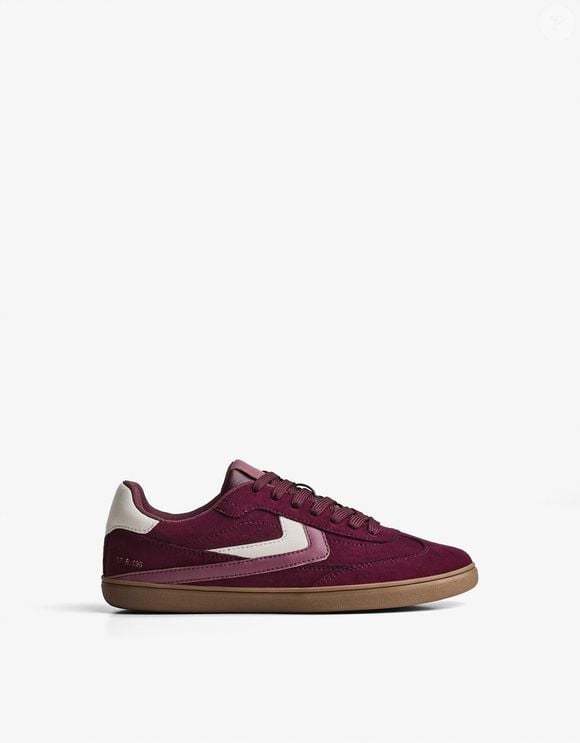 O tênis da Bershka prova que os modelos de perfil baixo continuam em alta. Com inspiração vintage, design slim e acabamento refinado, ele se tornou uma aposta certeira para usar com jeans largo e peças de alfaiataria