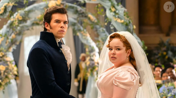 Nicola Coughlan, que dá vida a Penelope Featherington em Bridgerton, ao lado de Colin Bridgerton, interpretado por Luke Newton