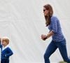 Momento descontraído com o príncipe George: Kate resgata o jeans ajustado em versão clássica, mostrando como unir maternidade e estilo com naturalidade.