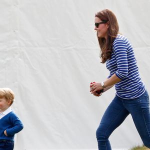 Momento descontraído com o príncipe George: Kate resgata o jeans ajustado em versão clássica, mostrando como unir maternidade e estilo com naturalidade.