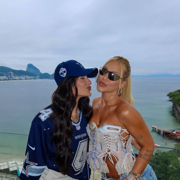 Virgínia esteve acompanhada de amigos e, para a ocasião, escolheu um look mais que inusitado