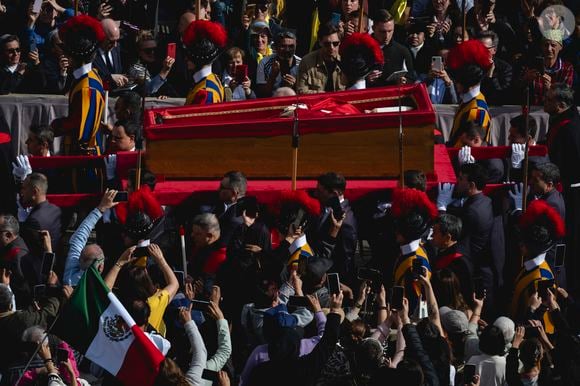 Uma multidão esperou pela passagem do corpo do Papa Francisco para o seu velório