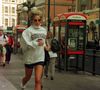 O visual de Lady Di incluía moleton oversized, biker shorts, meias aparentes e tênis robustos de sola volumosa