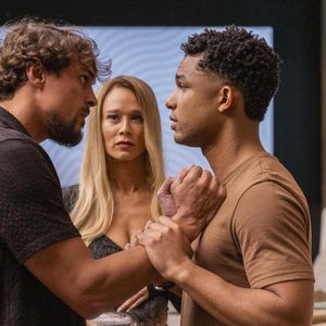 Joca (Felipe Roque) confronta Mirna (Mariana Ximenes) e parte para cima de Samuel (Juan Paiva) na novela 'Dona de Mim'