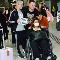 De cadeira de rodas, Preta Gil deixa o Brasil rumo aos EUA para tratamento experimental contra o câncer