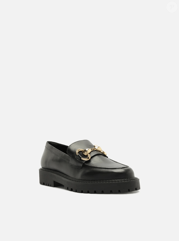 Com estética nostálgica e vintage, o mocassim prova que peças clássicas seguem relevantes e atravessam gerações sem perder charme