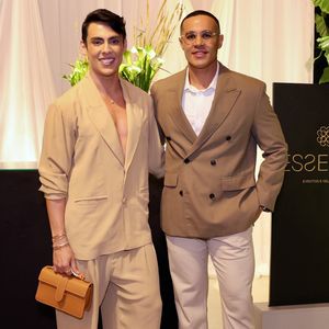 Theodoro e Cadu Bispo: O primeiro usou terninho bege oversized sem camisa, sandália tratorada e bolsa de mão caramelo; o segundo escolheu blazer transpassado marrom-claro, calça chino off-white e sapato loafer com fivela