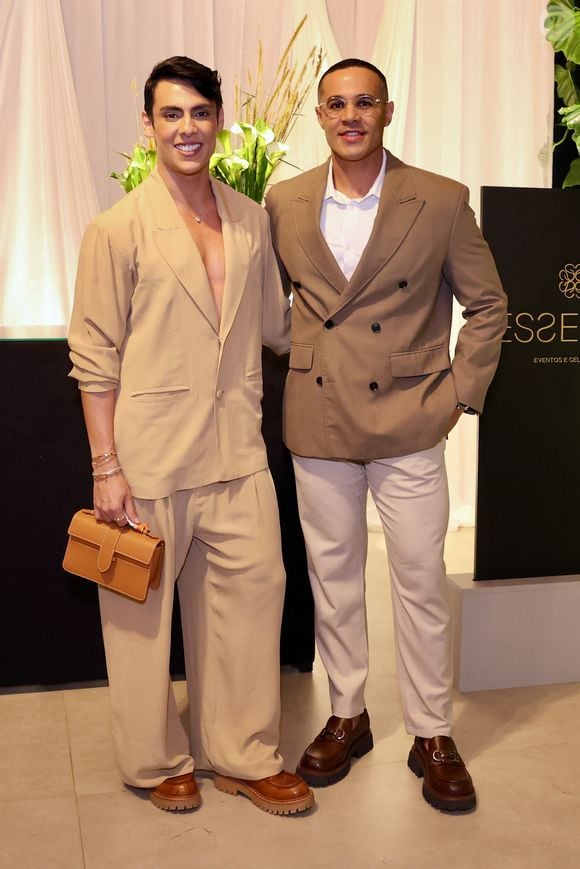Theodoro e Cadu Bispo: O primeiro usou terninho bege oversized sem camisa, sandália tratorada e bolsa de mão caramelo; o segundo escolheu blazer transpassado marrom-claro, calça chino off-white e sapato loafer com fivela