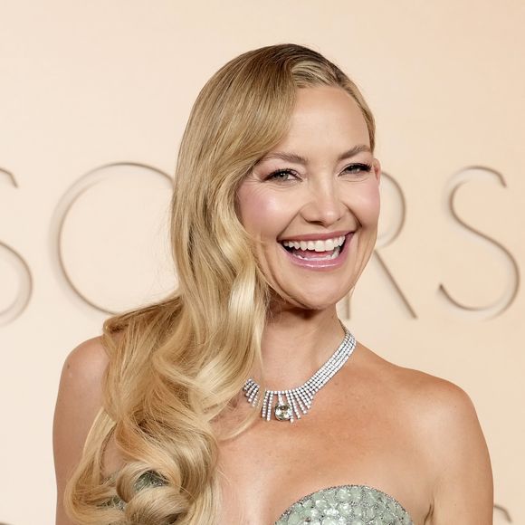 Oscar 2026: Kate Hudson também privilegiou a naturalidade: tons suaves de rosa se destacam no visual da atriz