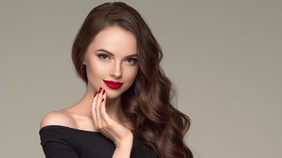 Como acabar com o frizz do cabelo? Descubra os principais segredos para manter seus fios lisos e brilhando