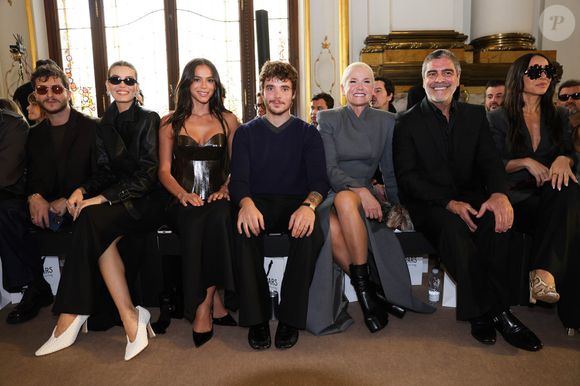 Ao lado dela, outras celebridades também marcaram presença na fila A, como Sabrina Sato e Camila Queiroz.