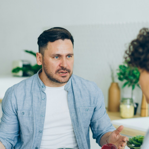 Conselho: escolha um lugar mais reservado para conversar com a pessoa; além disso, se você é aquele que tem um comportamento passivo-agressivo, vale se permitir ser ajudado.