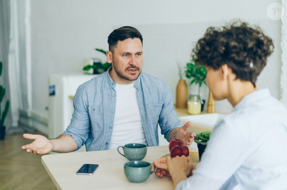 Conselho: escolha um lugar mais reservado para conversar com a pessoa; além disso, se você é aquele que tem um comportamento passivo-agressivo, vale se permitir ser ajudado.