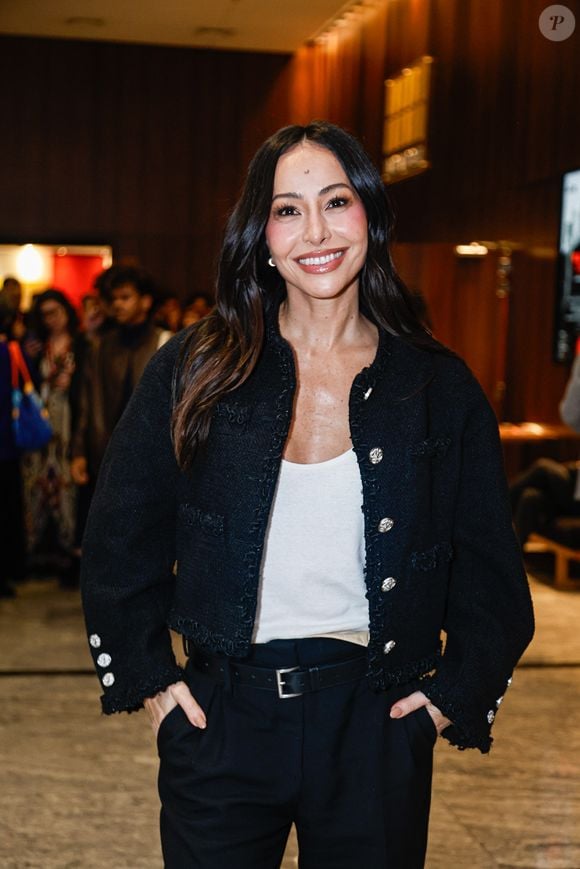 A Zara aposta em peças versáteis para a Primavera, com casacos estruturados que combinam com calças barrel, camisetas brancas e suéteres leves, criando looks elegantes e confortáveis para diferentes ocasiões