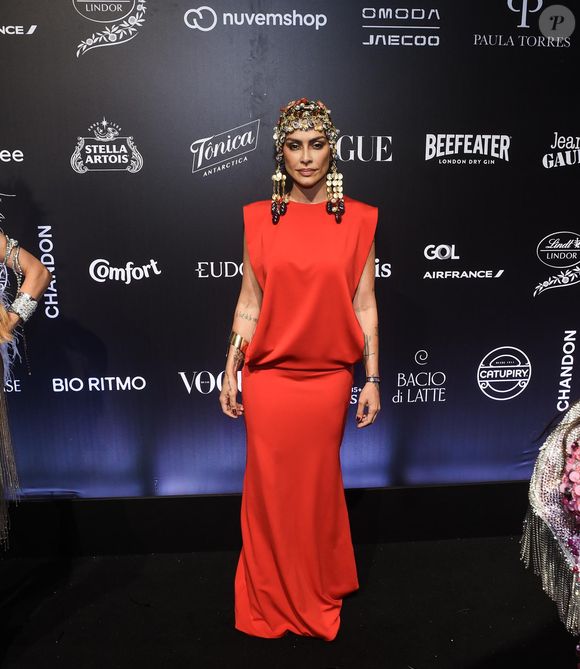 Baile da Vogue 2026: Cleo Pires não inovou muito e posou com um look vermelho e detalhes em pedrarias na cabeça